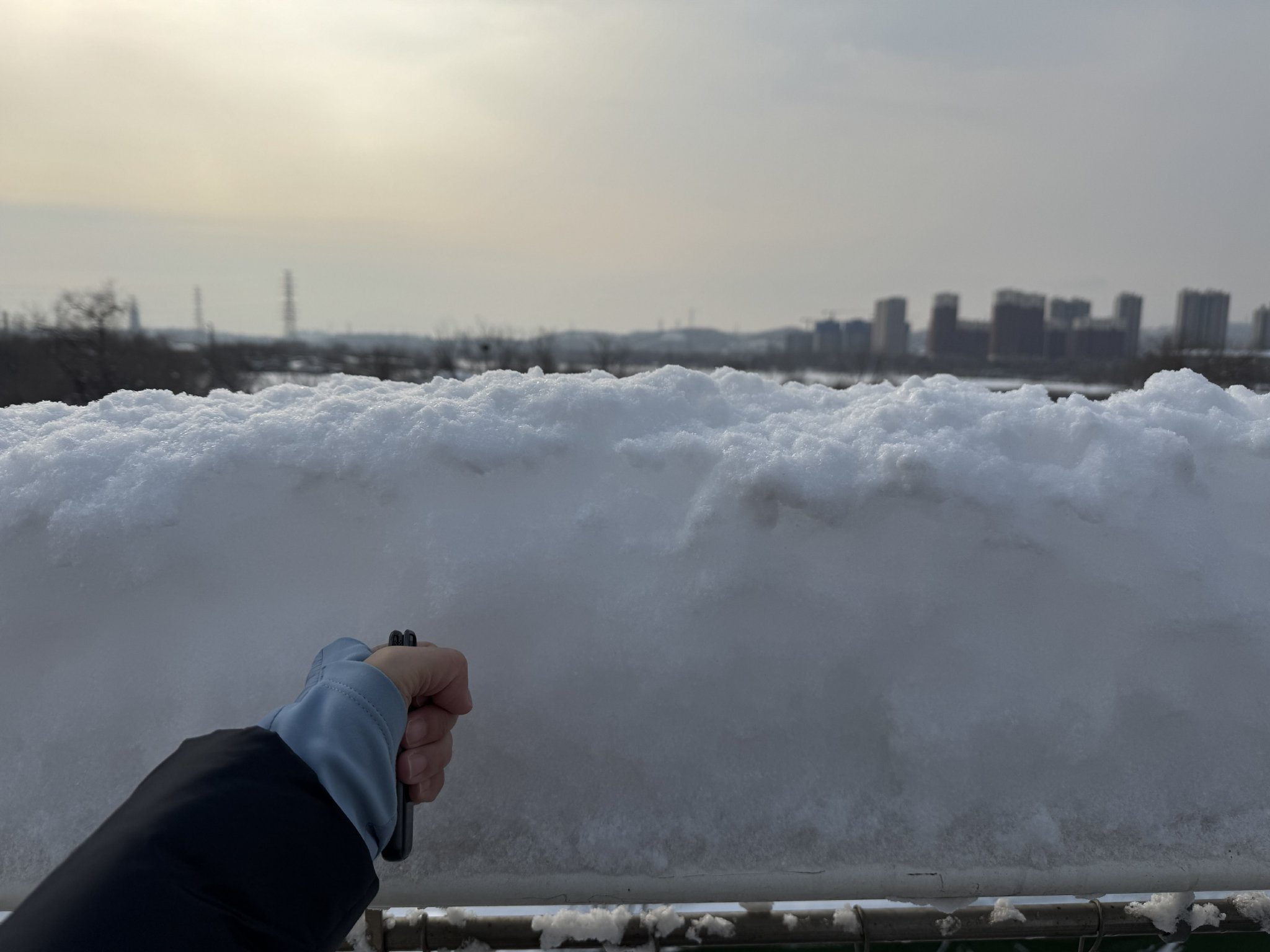 新首鋼大橋護欄上的積雪在二十釐米左右。新京報記者 王景曦 攝