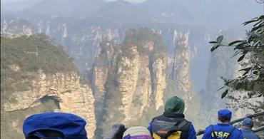 绝壁“蜘蛛侠”守护峰林秀色 武陵源蓝天救援队联合黄石寨景区悬崖保洁队悬崖清废获赞