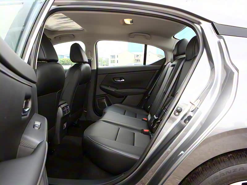 日产轩逸试驾时后排腿部空间是否足够宽敞?