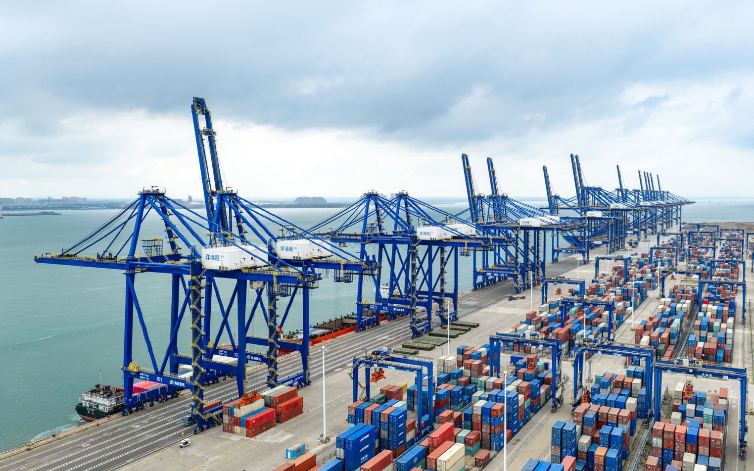 2025年12月，航拍洋浦港國際集裝箱碼頭。圖/IC photo