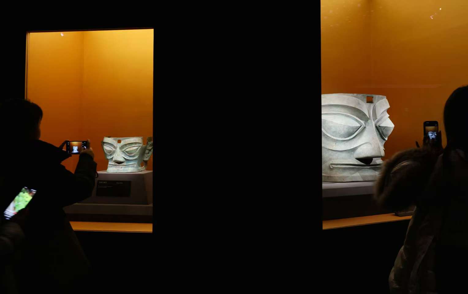 嘉賓參觀三星堆遺址出土的青銅人面具。新京報記者 浦峰 攝