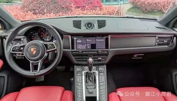 保时捷Macan空间实测:后排腿部空间两拳,商务接待使用无压力