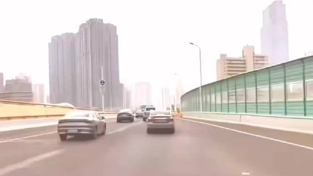 上海高架特斯拉与坦克500多次别车致侧翻