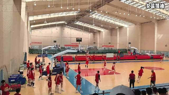 韩旭暖心送花，女篮集训队共度温馨节日，王治郅惊喜现身收获鲜花祝福