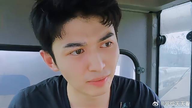 赵小童脾气真的好，被大爷指指点点都不生气，好耐心！