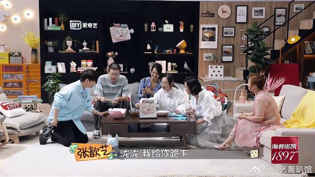 汪苏泷跟张歆艺玩感情？张歆艺下跪求饶，笑不活了