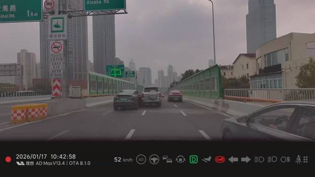 上海新闸路，特斯拉vs坦克300————后车视频