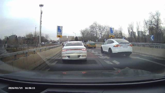 比亚迪未让行特斯拉致碰撞事故引争议