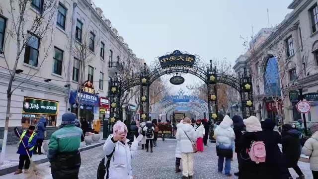 哈尔滨中央大街年客流量超1亿人次，亚洲最大步行街展现欧式建筑艺术