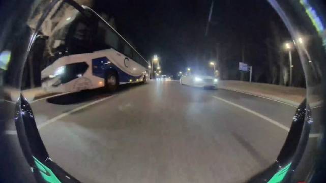 小米SU7行车记录显示后方车辆快速接近触发双闪警示