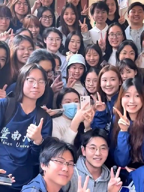 全红婵回校C位大合照