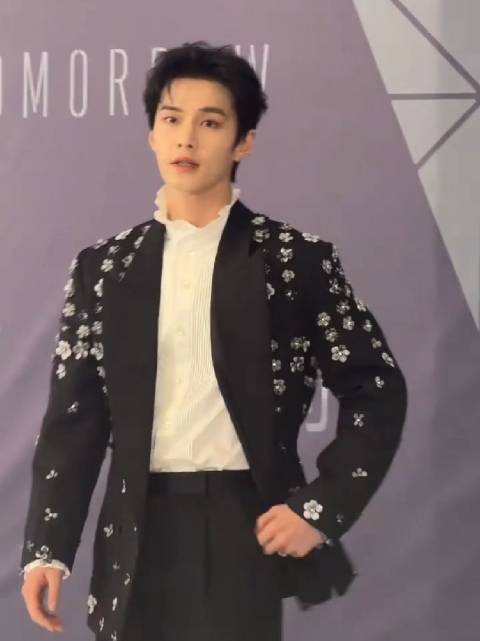 今天晚上的何与真的好高贵！黑色印花西装配花朵领白衬衫英伦范就是王子！