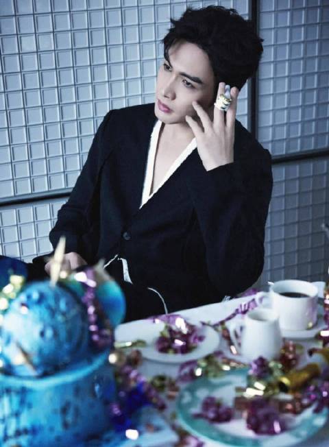 张彬彬33岁生日写真接收中~彬彬大魔王多多进组吧，生日快乐呀