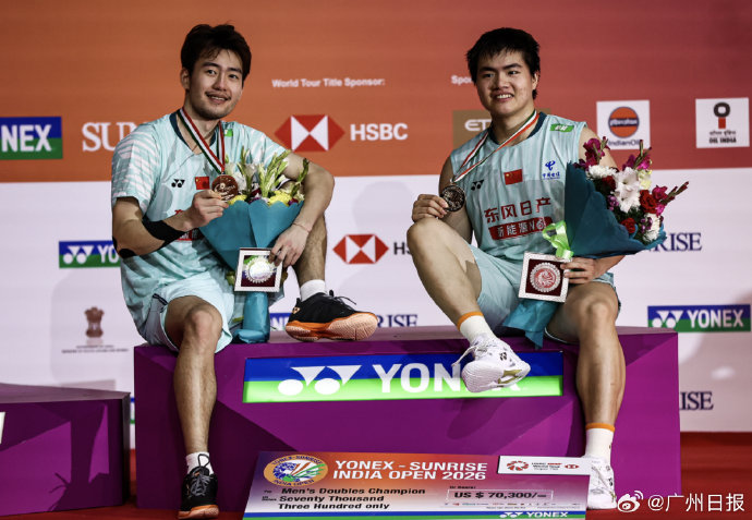 梁王组合逆转日本夺冠晒合照