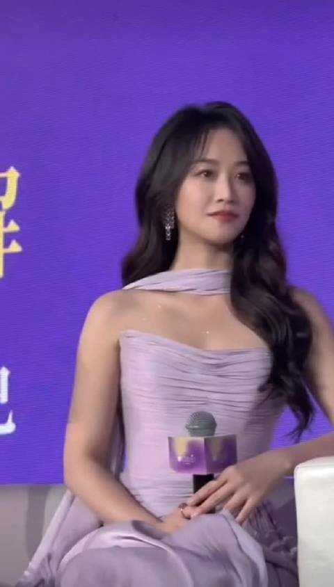 蓝盈莹一袭水晶紫色抹胸长裙太惊艳了吧！紫色纱裙顺着身形自然垂落