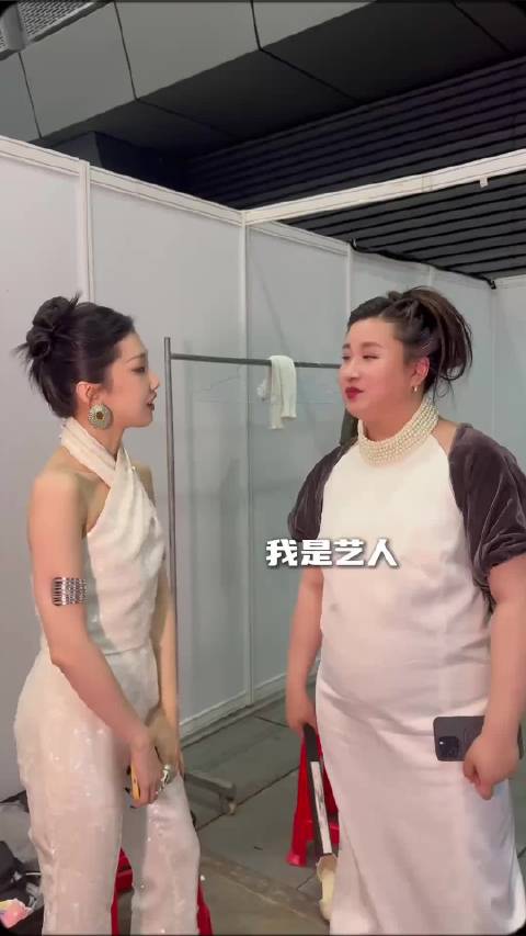 锤娜丽莎刚订婚就再就业，李川求婚现场甜蜜互怼