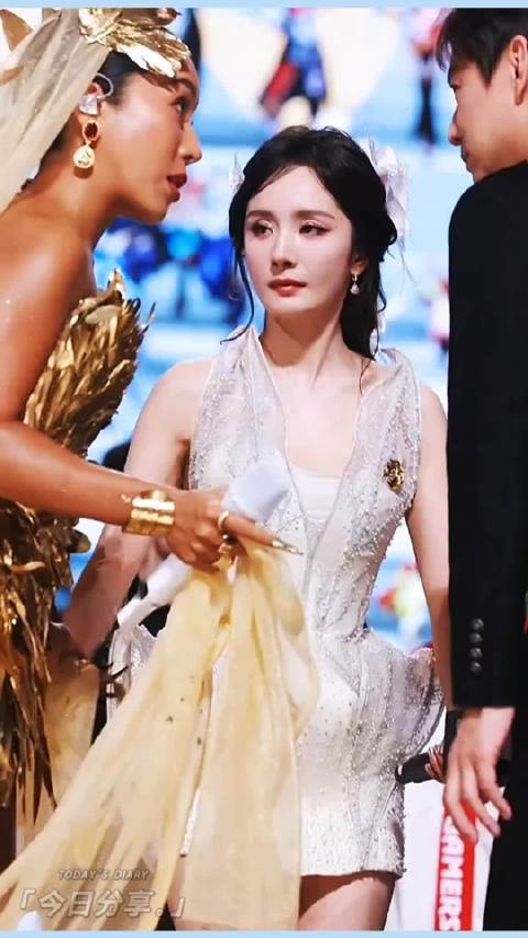 杨幂吉克隽逸舞台互动，银白短裙金色纱幔尽显魅力