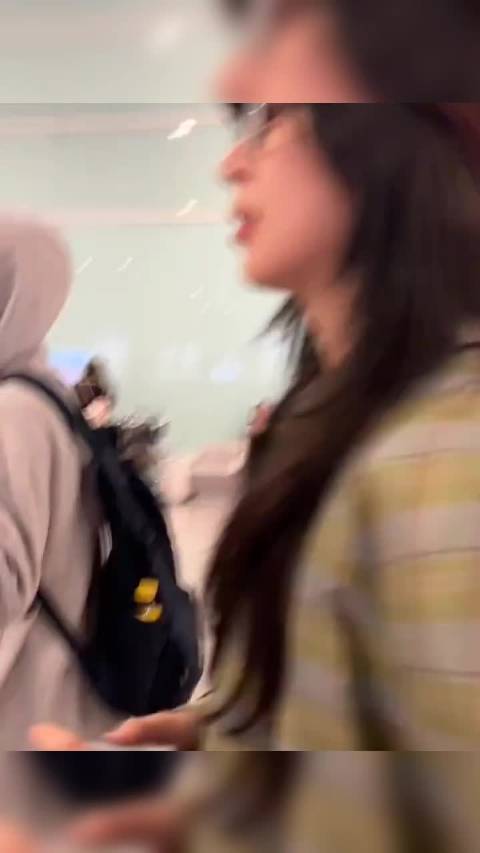 赵昭仪机场伪装粉丝拍周峻纬被抓包