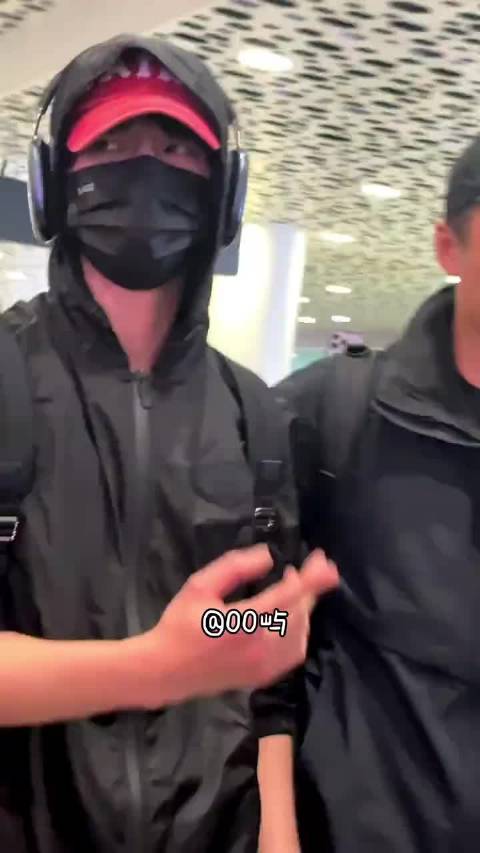 爱他就别挤他 今天是青春男大 期待何与今天闪耀时尚之夜！