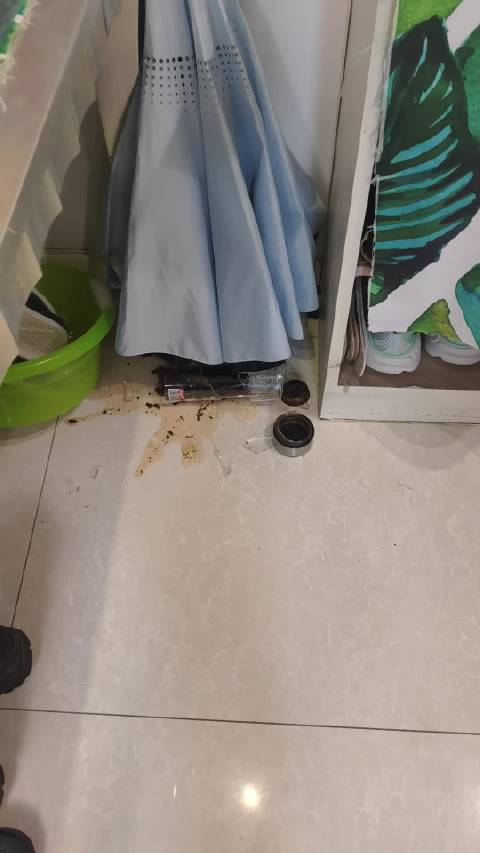 赵小童爱猫2026年再碎玻璃杯，犯罪后淡定进食