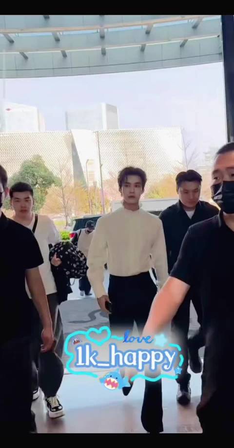 何与时尚之夜造型曝光，白色花领西装尽显矜贵气质