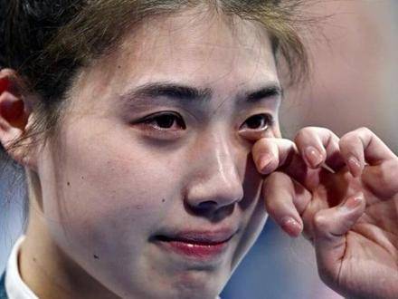 张雨霏0.05秒憾失金牌落泪，网友暖心鼓励