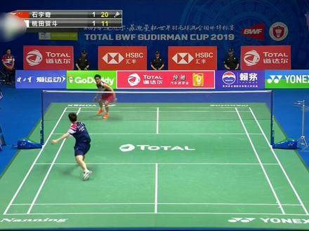 中国队以3-0完胜日本队，成功夺冠！贾一凡带领国羽全员冲入场地激情庆祝