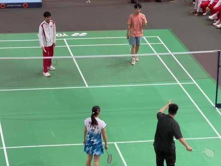 射击冠军盛李豪与羽毛球冠军黄雅琼展开跨项目对决，精彩碰撞令人期待！