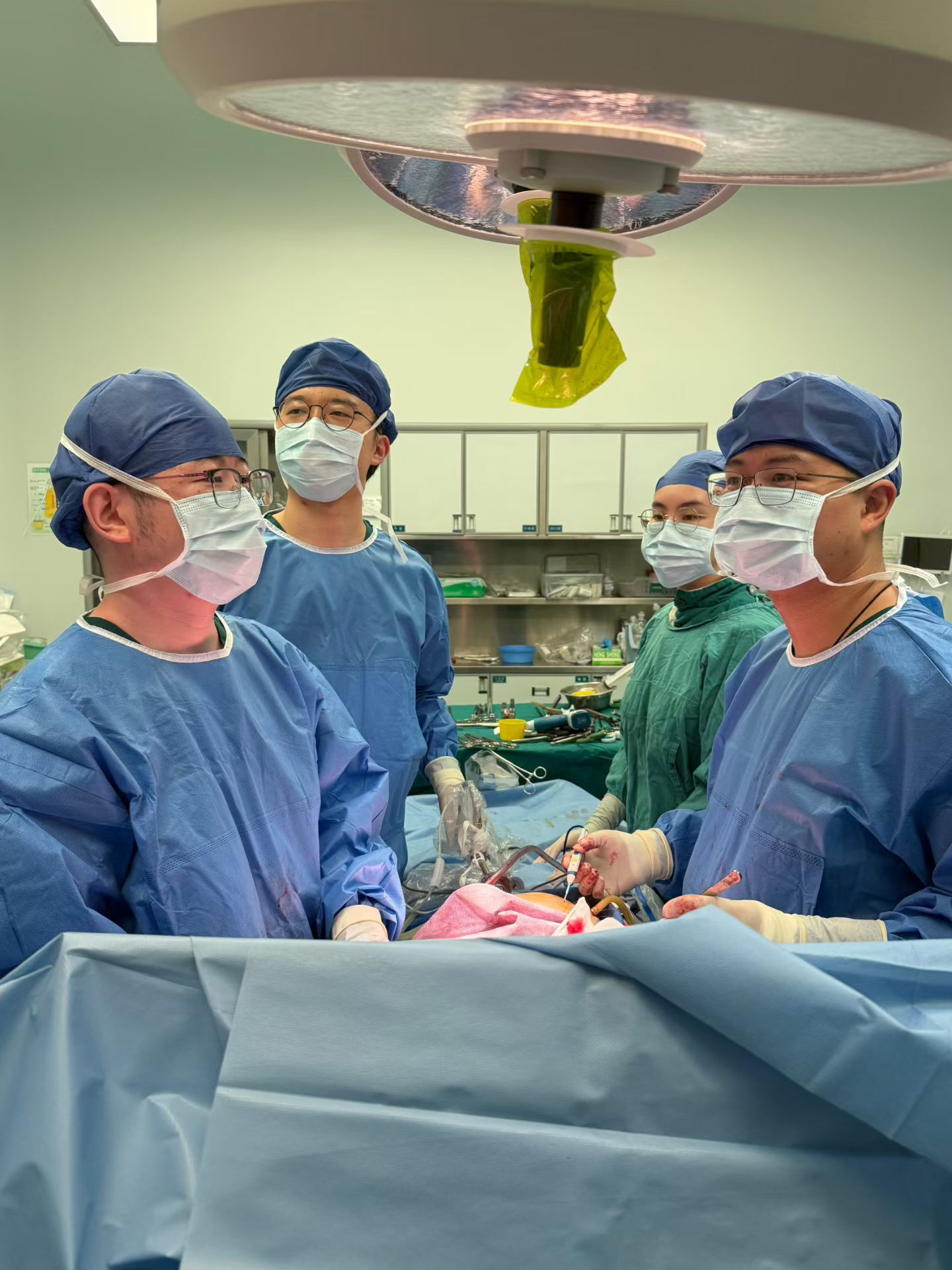 中南大學湘雅醫院的醫護人員在手術中。受訪者供圖