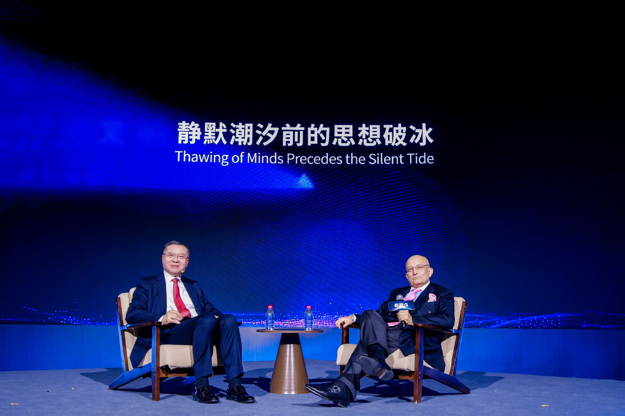 复旦大学中国研究院院长张维为同俄罗斯外交与国防政策委员会荣誉主席谢尔盖·卡拉加诺夫