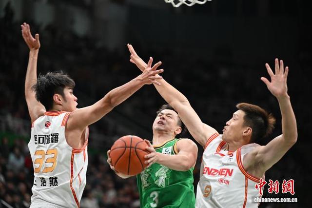 图为辽宁本钢队球员赵继伟(中)在比赛中上篮。中新社记者 于海洋 摄