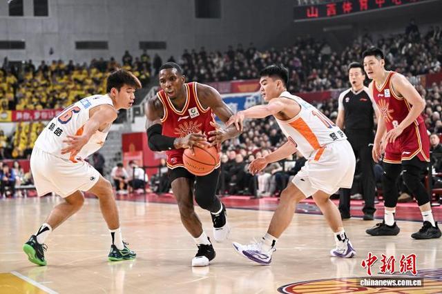 1��18�գ�ɽ������Ա������(����)�ڱ����д���ͻ�ơ���������� Τ�� ��