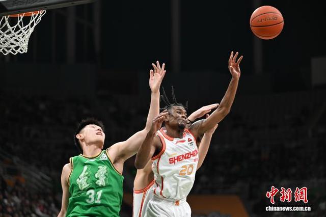 图为深圳马可波罗队球员约翰逊(右)在比赛中拼抢。中新社记者 于海洋 摄