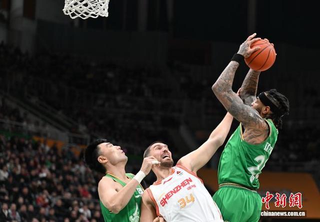 图为辽宁本钢队球员莫兰德(右)在比赛中拼抢。中新社记者 于海洋 摄