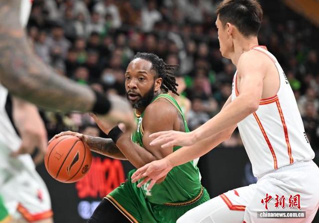 图为辽宁本钢队球员威尔斯(左)在比赛中带球进攻。中新社记者 于海洋 摄