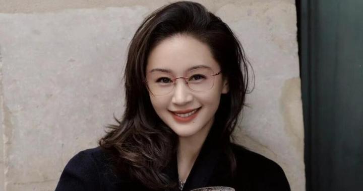 159cm的王子文真懂穿搭技巧，穿黑色大衣配牛仔裤，至少显高10cm