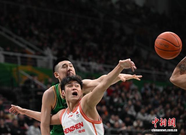 图为辽宁本钢队球员付豪(上)在比赛中拼抢。中新社记者 于海洋 摄