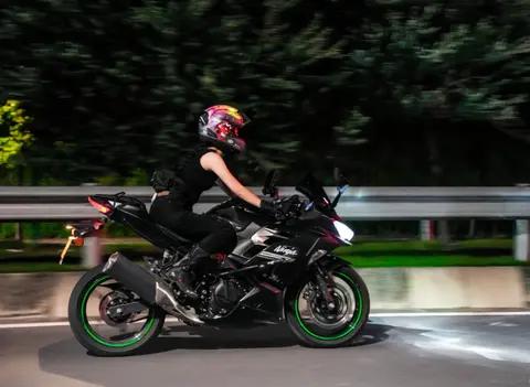 高温天骑摩托不遭罪?从装备到车辆的硬核安全骑行清凉指南