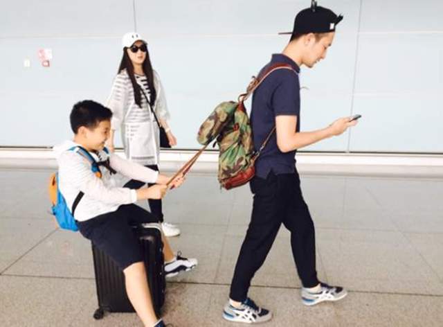 王艳晒与家人合照，弟弟露脸，球球长相似舅舅，甥舅俩都超帅