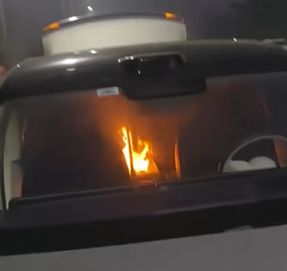 重庆尊界S800后排扶手箱处冒烟并出现明火，系打火机受挤压导致