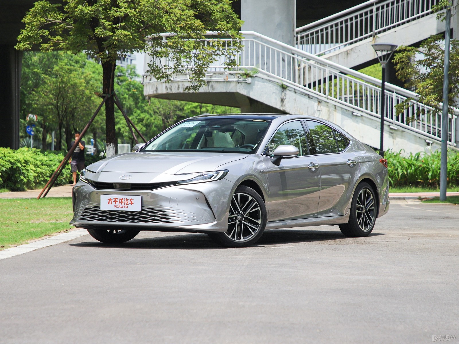 丰田凯美瑞的车内空间尺寸是多少？