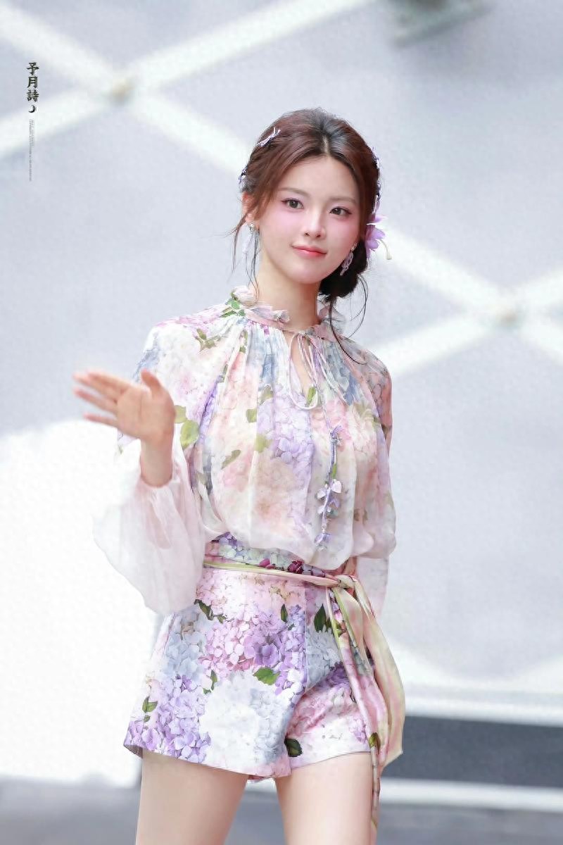 杨超越:从“锦鲤”到“演员”的九年进化