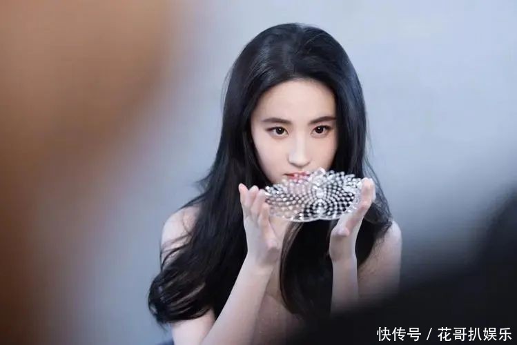 刘亦菲与杨紫琼抢女主，被质疑加入了光明会 - 360娱乐