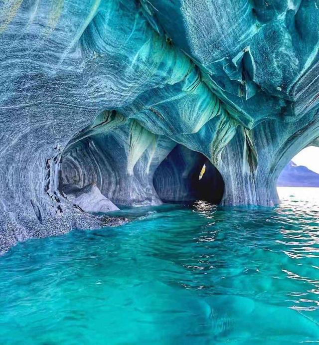 冬季旅行必去小众旅行地，令人神往的天然蓝色岩洞，车厘子白菜价_Marm