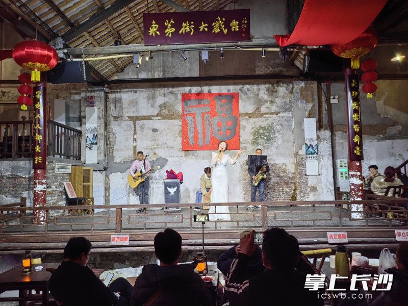 海外归来老茶馆首秀，“鸽子姐姐”用歌声和魔术玩转“回忆杀”