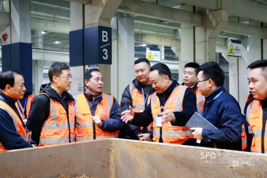 （右四为川酒集团党委书记、董事长曹勇，左二为水井坊传统技艺总监林东）