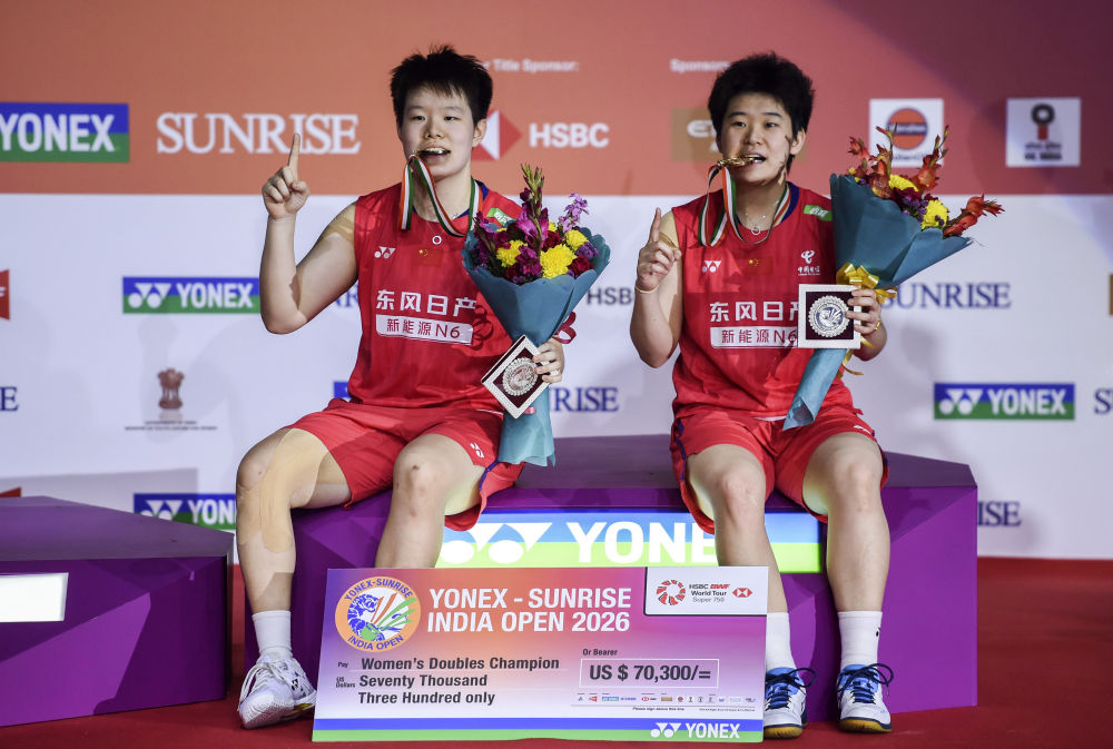 1月18日，劉聖書（左）/譚寧在頒獎儀式上。新華社發（賈韋迪·達爾 攝）