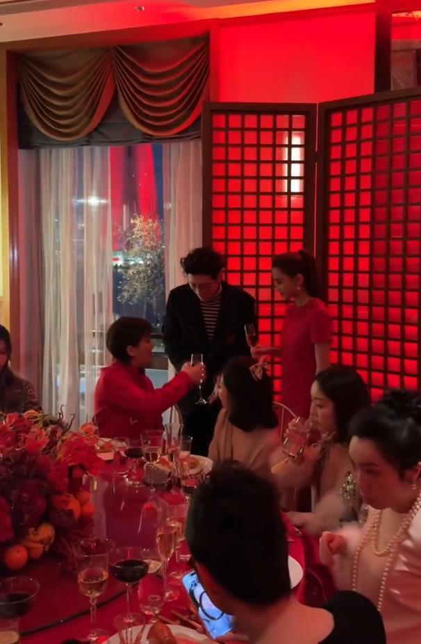 窦骁何超莲向徐帆敬酒，徐帆全程端坐双手举杯回应