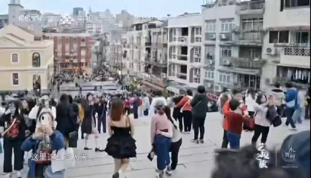 陈乔恩躺地拍摄武大靖，巴洛克牌坊巧思引关注