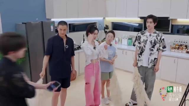 孟子义跳舞不会扭屁股，周一围示范动作太好笑，太妖娆了吧